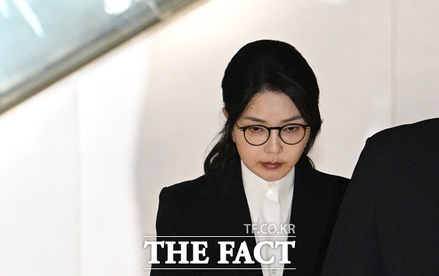 김건희 여사 연루 의혹을 수사하는 민중기 특별검사팀이 윤석열 전 대통령의 측근인 함성득 경기대 정치전문대학원장을 불러 조사하고 있다. 자본시장법 위반 등 혐의를 받는 김건희 씨가 지난달 6일 오후 서울 종로구 KT광화문빌딩 웨스트에 마련된 민중기 특검 사무실에서 조사를 마치고 특검 사무실을 나서고 있다. /박헌우 기자