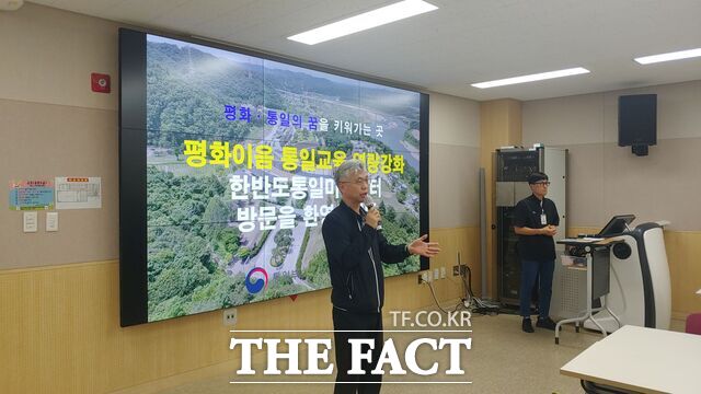 16일 열린 통일교육 담당자 배움자리서 충남도교육청의 남기윤 시민교육팀장(장학관)이 인사말을 하고 있다. /충남도교육청