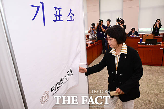 추미애 위원장이 이날 무기명 투표로 진행된 나경원 간사 선임의 건 투표를 하고 있다.