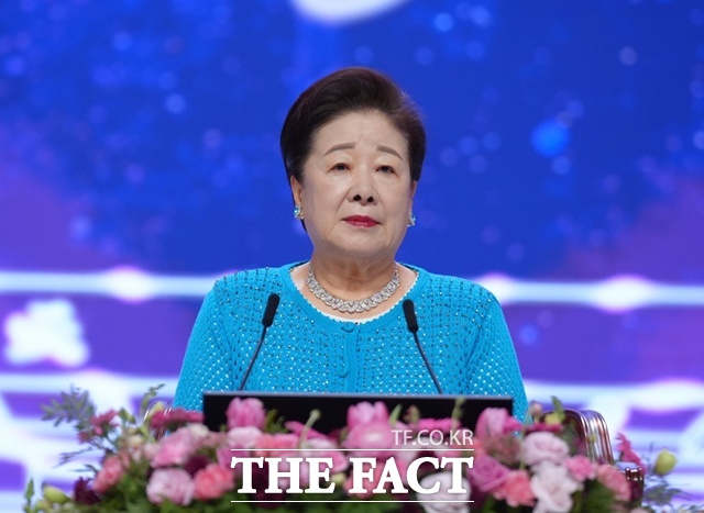 한학자 세계평화통일가정연합(통일교) 총재가 김건희 여사 연루 의혹을 수사하는 민중기 특별검사팀에 자진 출석한다. 한학자 세계평화통일가정연합(통일교) 총재가 천원궁 천일성전 입궁 승리를 위한 한민족선민 구국 원단 세계 기도회에서 발언하고 있다. /세계평화통일가정연합 제공