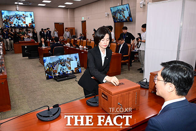 박은정 조국혁신당 의원이 투표하는 모습.