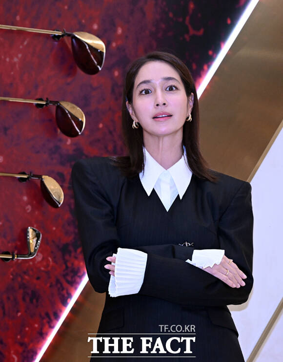 배우 이민정이 16일 서울 서초구 신세계백화점 강남점에서 열린 마제스티골프(대표 정병호)의 팝업스토어 더 프리미어 마제스티(THE PREMIERE MAJESTY) 오픈 기념식에 참석해 포즈를 취하고 했다. /이새롬 기자