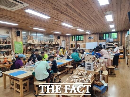 남양주시 지역 취약계층 어린이들이 전달받은 소나무로 제작한 강아지 연필꽂이 만들기 키트를 조립하며 즐거운 시간을 보내고 있다. /남양주시