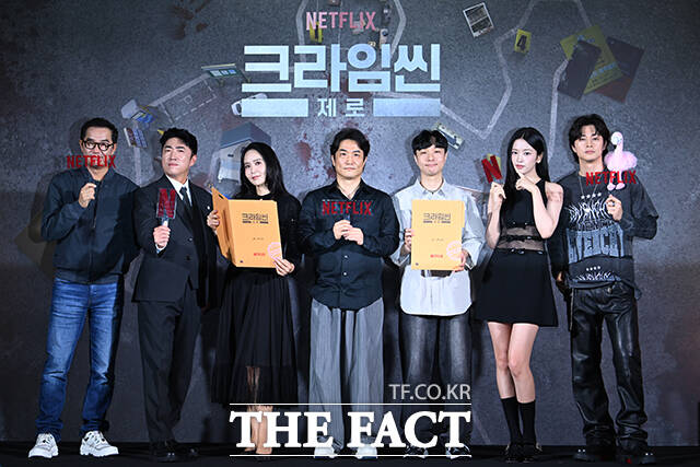 영화감독 장진과 개그맨 장동민, 박지윤 아나운서, 윤현준PD, 황슬우PD, 아이브(IVE) 안유진, 배우 김지훈(왼쪽부터)이 16일 오후 서울 구로구 라마다 신도림 호텔에서 열린 넷플릭스 새 예능 크라임씬 제로 제작발표회에 참석해 포즈를 취하고 있다. /박헌우 기자