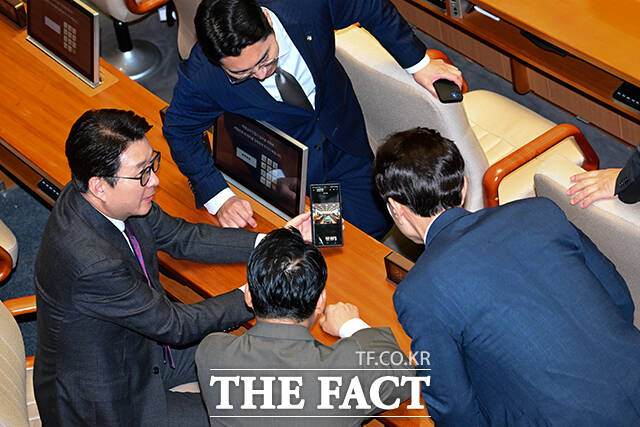 신동욱 의원이 이날 나경원 간사 선임의 건 표결이 이뤄진 법제사법위원회 사진을 장 대표와 박준태 의원 등에게 보이고 있다.