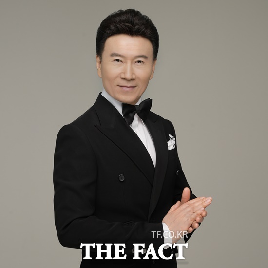 강진은 최근 신곡 아버지도 운다를 발표하고 대중과 다시 만났다. 담담하지만 깊은 울림을 주는 가사가 삶에 지친 이들에게 따뜻한 위로를 건네며 많은 이들의 마음을 적시고 있다. /더팩트 DB