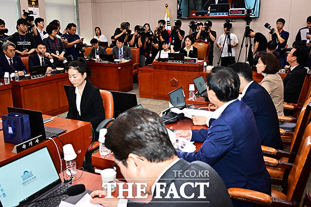 회의 주재하는 추미애 법사위원장.