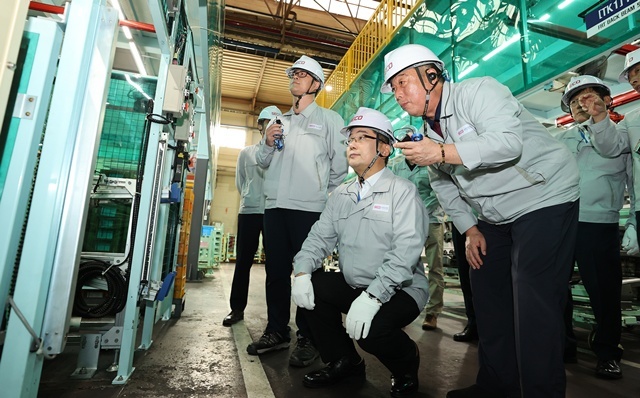 하나은행은 자동차 산업 수출 공급망 강화를 위한 금융지원 1호 지원 기업인 서진산업 시흥 본사를 방문해 상생 협력을 모색했다. 서진산업을 찾은 이호성 하나은행장(왼쪽에서 세 번째)이 최재홍 서진산업 대표이사(왼쪽에서 네 번째)로 부터 생산시설에 대한 설명을 듣고 있다. /하나은행