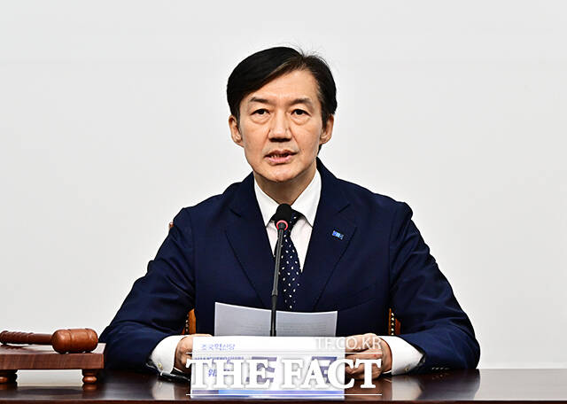 조국혁신당이 당 내 성 비위 사건 가해자로 지목된 김보협 전 수석대변인이 강제 추행 혐의로 검찰에 송치된 것과 관련해 소명할 바가 있다면 수사기관에 의견을 밝히면 될 일이라고 밝혔다. /국회=배정한 기자