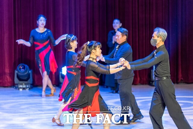 지난해 내포 평생학습 콘서트에 참여한 힐링 댄스스포츠 팀이 열연하고 있다. /충남도립대