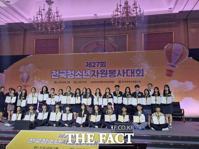 완주군청소년센터 ‘고래’ 소속 봉사동아리 ‘행세꿈(행복한 세상을 꿈꾸며)’이 제27회 전국청소년 자원봉사대회에서 은상을 수상했다./완주군