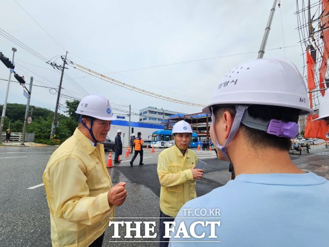 최대호 안양시장이 16일 사고가 발생한 안양7동 명학대교 인근 건물 신축 공사 현장을 방문해 신속한 사고수급과 안전조치를 지시했다./안양시