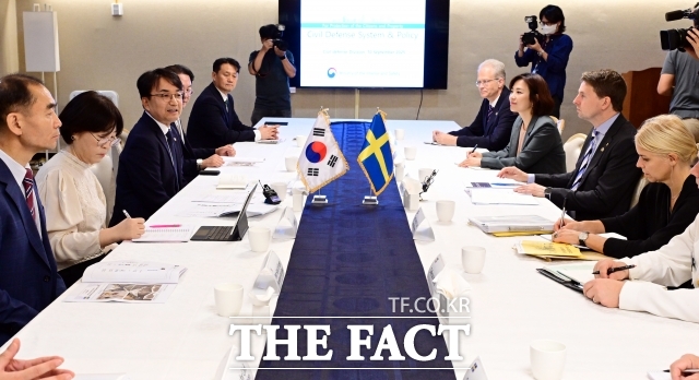 김광용 행정안전부 재난안전본부장이 지난 10일 오전 서울 종로구 정부서울청사에서 요한 베르그렌 스웨덴 국방부 민방위 차관과 면담을 갖고 있다. /임영무 기자