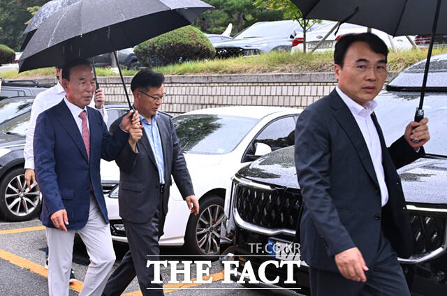 통일교 측으로부터 불법 정치자금을 받은 혐의를 받는 권성동 국민의힘 의원의 구속 전 피의자 심문(영장실질심사)이 16일 오후 서울 서초구 서울중앙지방법원에서 열린 가운데, 국민의힘 의원들이 권 의원의 출석에 동행한 뒤 이동하고 있다. / 서울지법=이새롬 기자