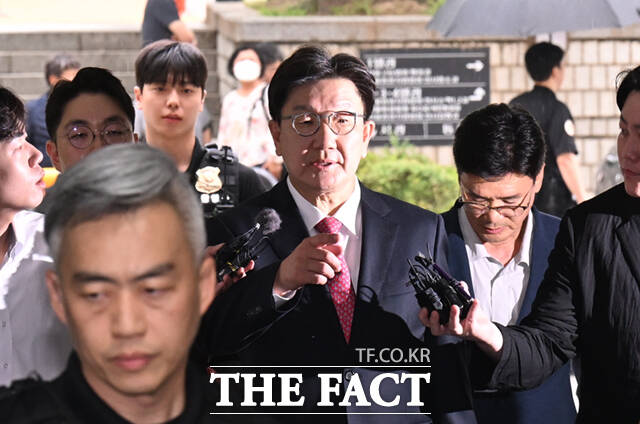 통일교 측으로부터 불법 정치자금을 받은 혐의를 받는 권성동 국민의힘 의원이 16일 오후 서울 서초구 서울중앙지방법원에서 열린 구속 전 피의자 심문(영장실질심사)에 출석하고 있다./이새롬 기자