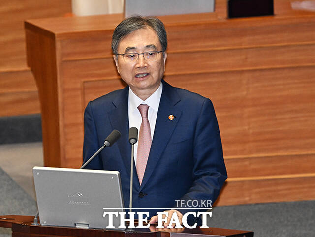 질의에 답변하는 조현 외교부 장관.