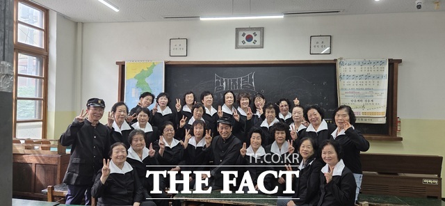 15일 한밭교육박물관에서 늘푸른학교 중학교 신입생을 대상으로 추억의 옛 교실 체험학습을 진행하고 있다. /대전시교육청