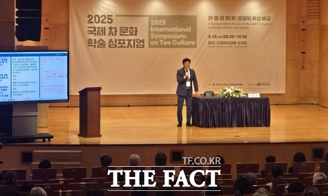 김대권 수성문화재단 이사장(수성구청장)이 동아시아의 차 문화의 철학과 미래라는 제목으로 기조연설을 하고 있다. /대구 수성구