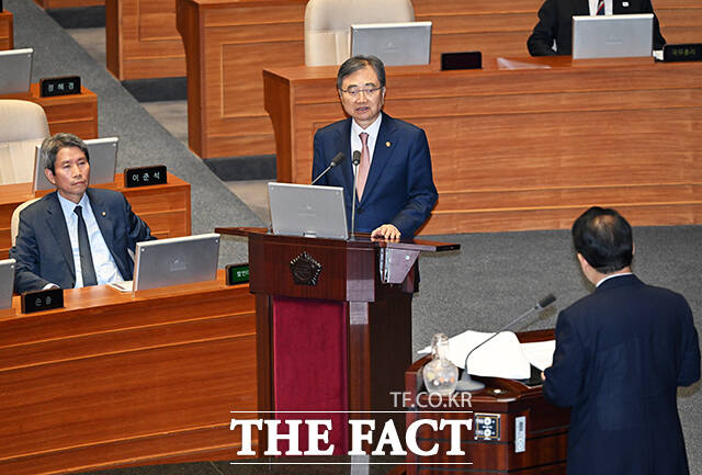 질의에 답변하는 조현 외교부 장관.