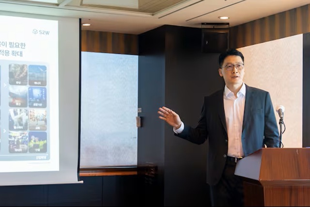 기관 투자자 대상 수요예측과 일반 청약에서 흥행한 S2W가 오는 19일 코스닥에 입성한다. 사진은 서상덕 S2W 대표가 지난 8월 5일 서울 여의도에서 열린 IPO 기자간담회에서 발언하고 있는 모습. /S2W 제공