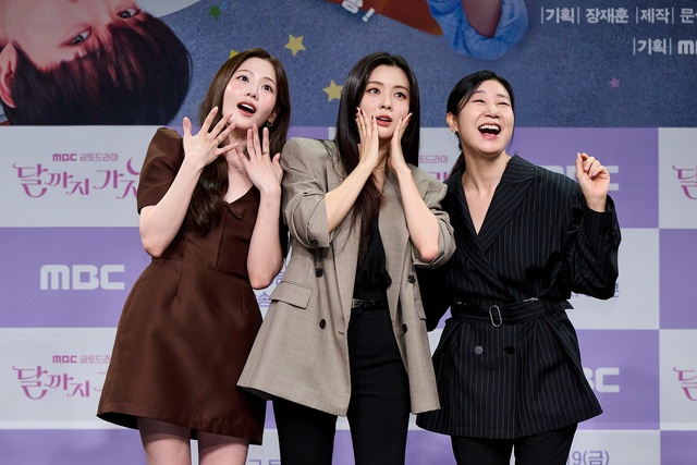 배우 조아람 이선빈 라미란(왼쪽부터)이 16일 오전 11시 서울 마포구 MBC 본관 1층 골든마우스홀에서 열린 MBC 새 금토드라마 달까지 가자 제작발표회에 참석해 끈끈한 호흡을 자랑했다. /MBC