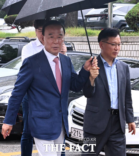 권성동 국민의힘 의원의 구속 전 피의자 심문에 동행한 박덕흠(왼쪽)· 이양수 국민의힘 의원이 이동하고 있다.