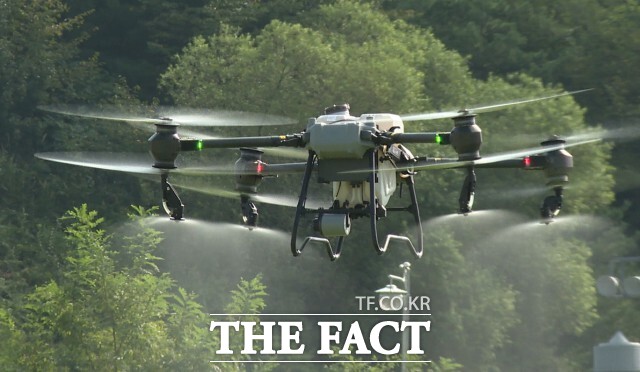 전북 청년농어업인들이 드론 활용 역량을 겨루는 경진대회가 16일 정읍에서 열려 미래 농업의 가능성을 확인했다. 전북 각지에서 모인 20여 개 팀이 참가해 기술을 뽐냈다. / 정읍시