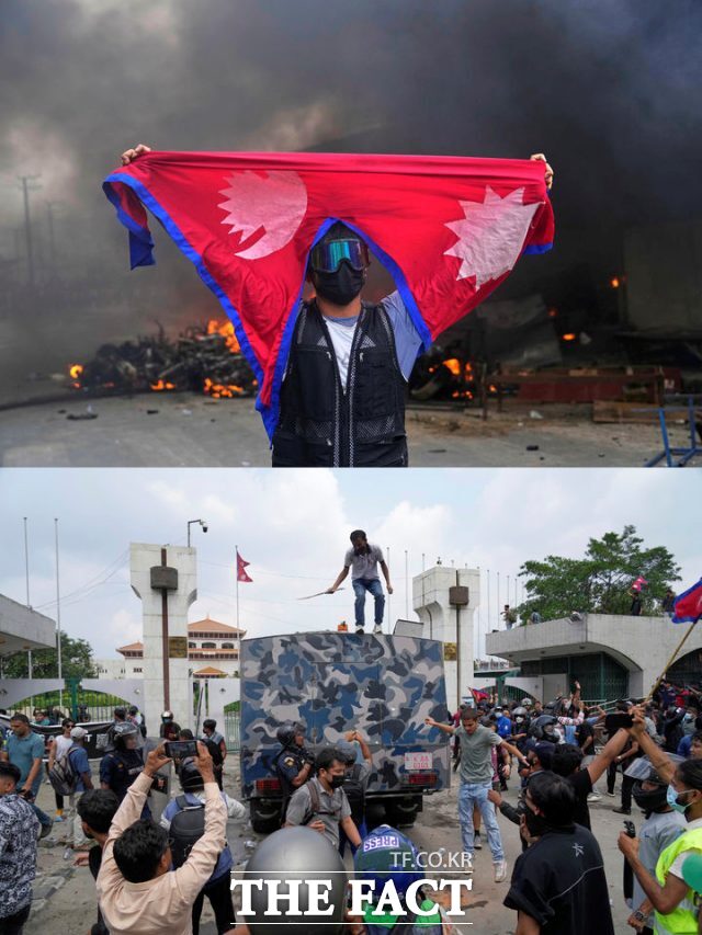 Z세대 시위라 불리는 네팔 카트만두 대규모 시위에서 반정부 시위대가 거리에 나서고 있다. 최소 72명이 숨지는 등 사태가 심각해지자 네팔 정부는 SNS 플랫폼 차단 조치를 해제했다. /뉴시스