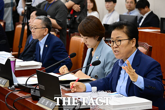 국회 교육위원회에서 발언하는 문정복 의원(오른쪽)./국회=남윤호 기자