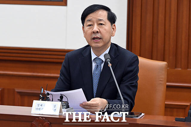 구윤철 부총리 겸 기획재정부 장관이 역대 경제 부총리·장관과 만난 자리에서 한국 경제 구조적 전환이 절박하다고 진단했다. 구 부총리가 지난 15일 오전 서울 종로구 정부서울청사에서 열린 경제관계장관회의에 참석해 모두발언을 하는 모습. /임영무 기자