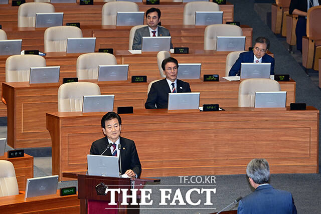 대정부질문 출석한 정동영 통일부 장관.