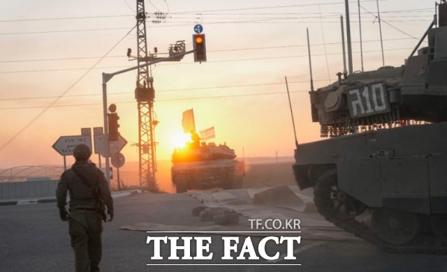 이스라엘방위군(IDF)이 15일(현지시간) 가자지구 최대 도시 가자시티 장악을 위한 지상 공격을 시작했다. 미국은 이번 공격에 동의한 것으로 알려졌다. 사진은 지난 2023년 10월12일(현지시간) 이스라엘군 전차들이 이스라엘 남부에서 가자지구로 이동하는 모습. /AP.뉴시스