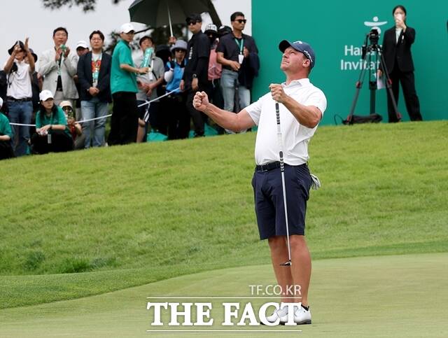 남아공의 숀 노리스가 하나은행인비테이셔널 마지막날 18번홀에서 우승을 확정지은 뒤 두 주먹을 불끈쥐고 있다. 노리스는 JGTO에서 활동하고 있다./KPGA