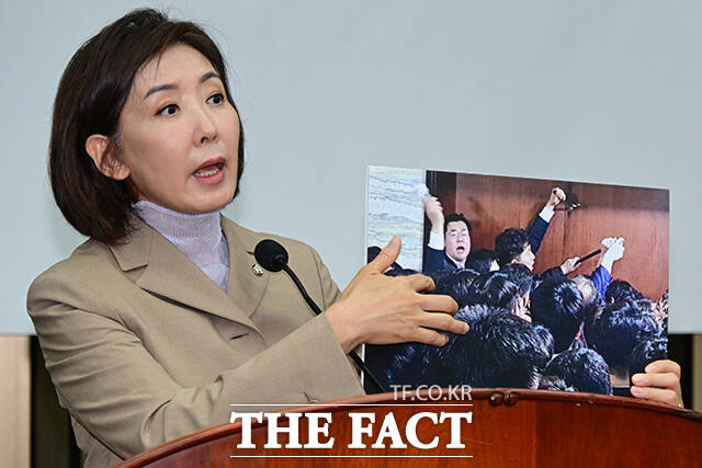 나경원 국민의힘 의원이 16일 오전 서울 여의도 국회에서 열린 긴급 의원총회에 참석해 신상발언을 하고 있다. /남윤호 기자