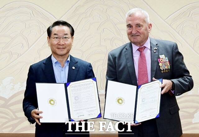 유정복 인천시장(왼쪽)이 16일 시청 접견실에서 열린 인천시-더글라스 맥아더 재단 MOU 체결식에서 조셉 레인스 주니어 더글라스 맥아더 재단 대표이사와 협약을 체결한 뒤 기념 촬영을 하고 있다./인천시