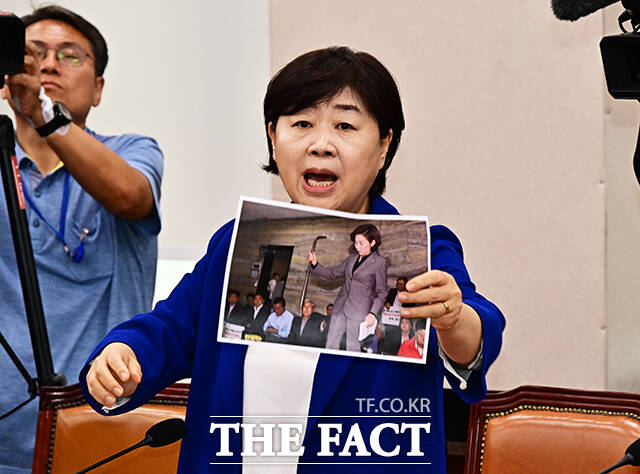 서영교 더불어민주당 의원이 16일 오전 서울 여의도 국회에서 열린 법제사법위원회 전체회의에 참석해 나경원 국민의힘 의원이 빠루(못 빼는 연장)를 들고 있는 사진을 들어보이며 발언하고 있다. /국회=배정한 기자