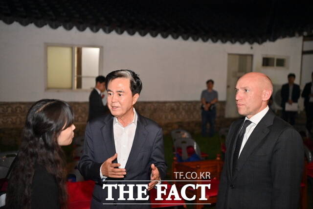 김태흠 충남도지사(왼쪽)가 경제·우호 강화를 위해 충남도를 방문한 만프레드 펜츠 독일 헤센주 연방국제관계탈관료부 장관을 만나 협력 확대 방안을 논하고 있다. /충남도