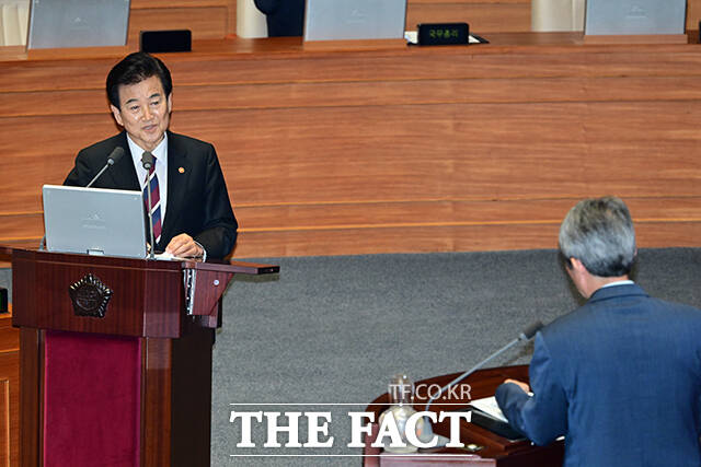 정동영 통일부 장관은 16일 국회 외교·통일·안보 분야 대정부 질문에서 북한을 대화의 장으로 불러오기 위한 조치로 한미연합군사훈련 등을 중단하는 데 대해 숙고할 필요가 있다고 밝혔다. /국회=남윤호 기자