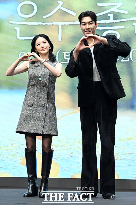 포즈 취하는 이영애(왼쪽)과 김영광.