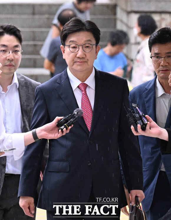 통일교 측으로부터 불법 정치자금을 받은 혐의를 받는 권성동 국민의힘 의원이 16일 오후 서울 서초구 서울중앙지방법원에서 열린 구속 전 피의자 심문(영장실질심사)에 출석하고 있다. /이새롬 기자