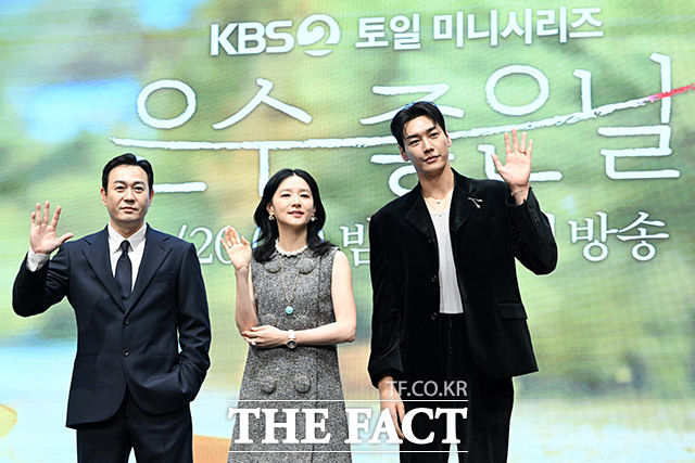 배우 박용우와 이영애, 김영광(왼쪽부터)이 16일 오후 서울 구로구 신도림 디큐브시티 더 세인트 그랜드볼룸에서 열린 KBS2 토일 미니시리즈 은수 좋은 날 제작발표회에 참석해 포즈를 취하고 있다. /남용희 기자