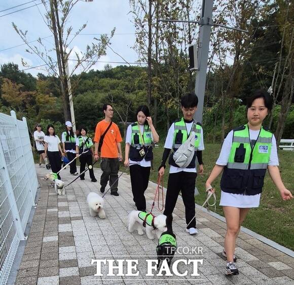 대전시 반려견순찰대가 15일 대전시민과 자원봉사자 80여 명이 참여한 가운데 유성구 반려동물공원에서 합동 순찰 및 캠페인을 했다./서지원 독자