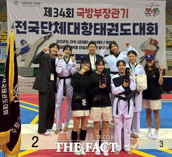 대구 수성구청 여자태권도선수단이 경북 문경에서 열린 제34회 국방부장관기 전국단체대항태권도대회에서 여자 일반부 종합우승을 차지했다. /대구 수성구청