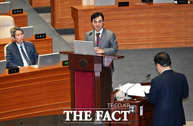 질의에 답변하는 안규백 국방부 장관.