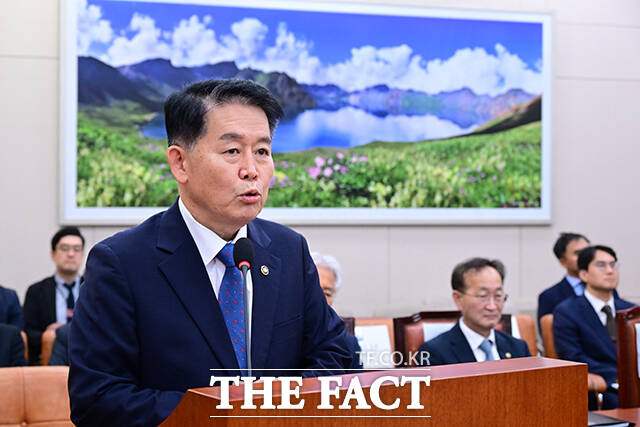 김경협 재외동포청장이 16일 서울 여의도 국회에서 열린 외교통일위원회 전체회의에서 인사말을 하고 있다. /국회=남윤호 기자