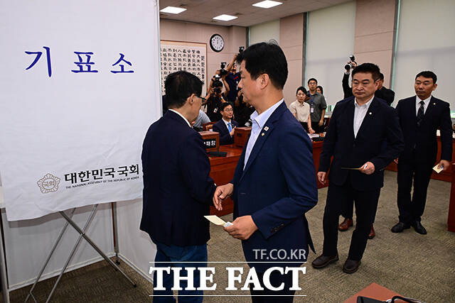 법사위 소속 의원들이 투표를 하고 있다.