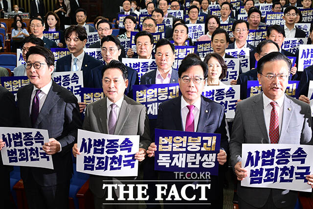 국민의힘이 여권의 사법부 압박을 고리로 정국 반전을 위한 돌파구를 마련에 나섰다. 사진은 장동혁 국민의힘 대표를 비롯한 의원들이 16일 오전 서울 여의도 국회에서 열린 긴급 의원총회에 참석해 규탄구호를 외치고 있는 모습. /남윤호 기자