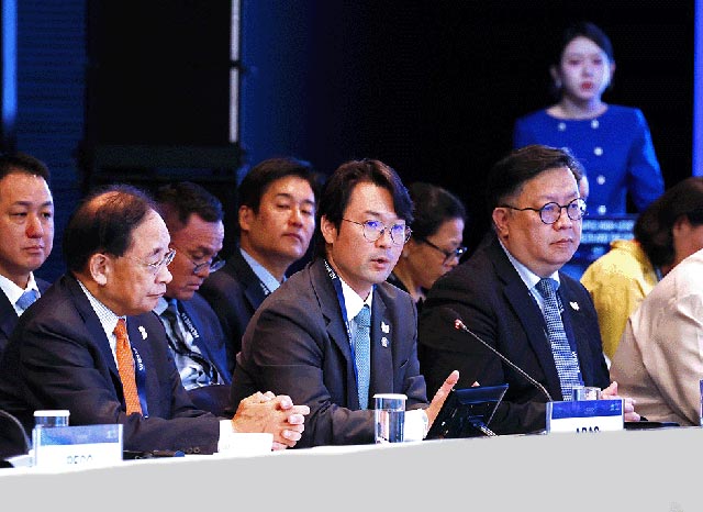 이규호(가운데) 부회장은 ABAC 내 바이오헬스케어워킹그룹 의장으로서 APEC 공통의 보건·의료 이슈 등에 대해 발언하고 있다. /코오롱