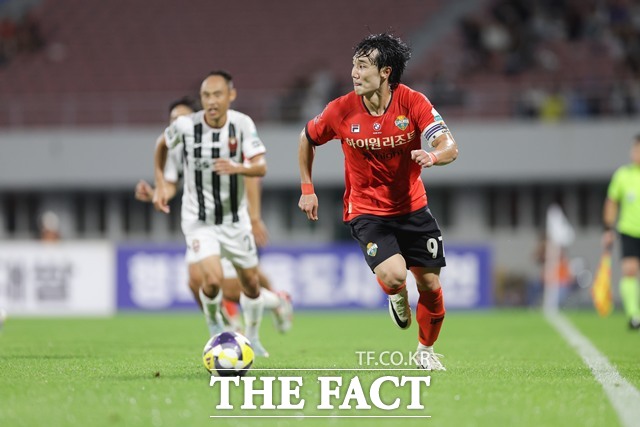 ‘하나은행 K리그1 2025’ 29라운드 MVP에 오른 강원 수비수 이유현(오른쪽)./K리그