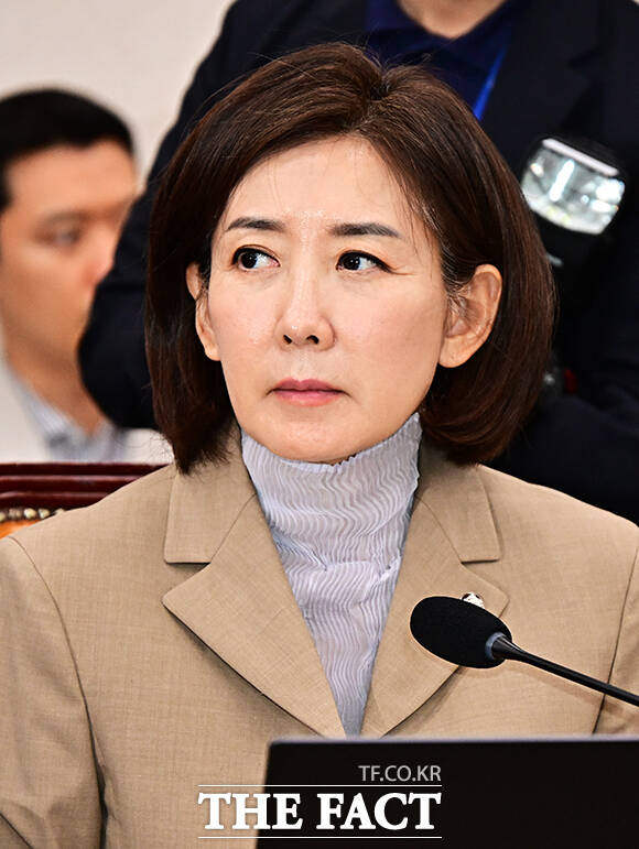 나경원 국민의힘 의원이 16일 오전 서울 여의도 국회에서 열린 법제사법위원회 전체회의에 참석해 추미애 법사위원장의 발언을 듣고 있다. /국회=배정한 기자